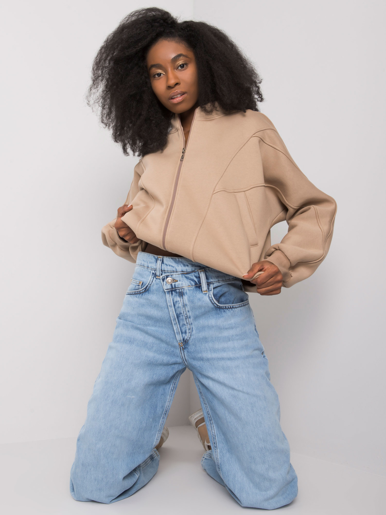 Jasnoniebieskie jeansy z asymetrycznym zapięciem Marcella RUE PARIS Jasnoniebieskie jeansy z asymetrycznym zapięciem Marcella RUE PARIS