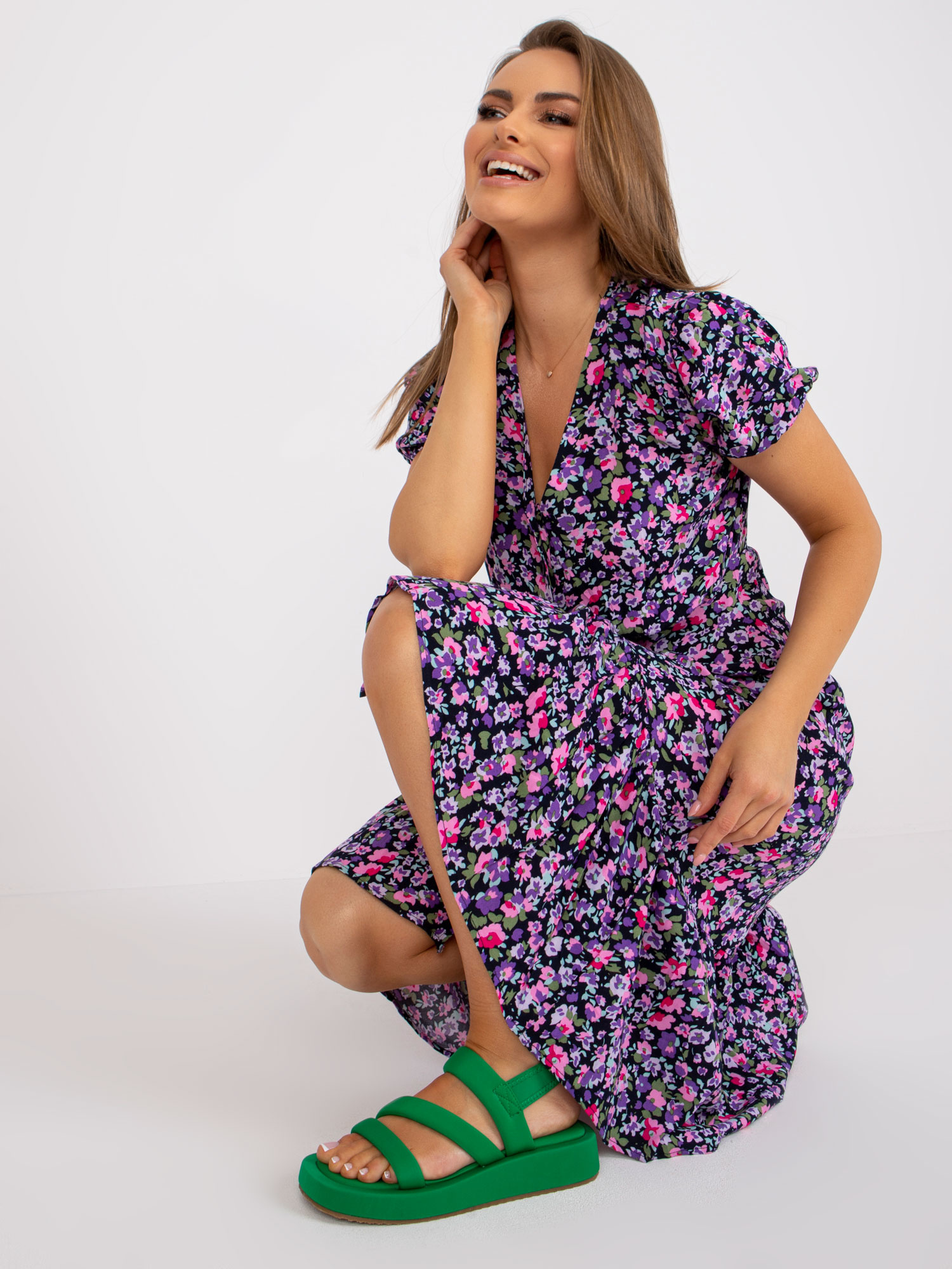 Czarno-różowa midi sukienka z printem w kwiaty RUE PARIS Czarno-różowa midi sukienka z printem w kwiaty RUE PARIS