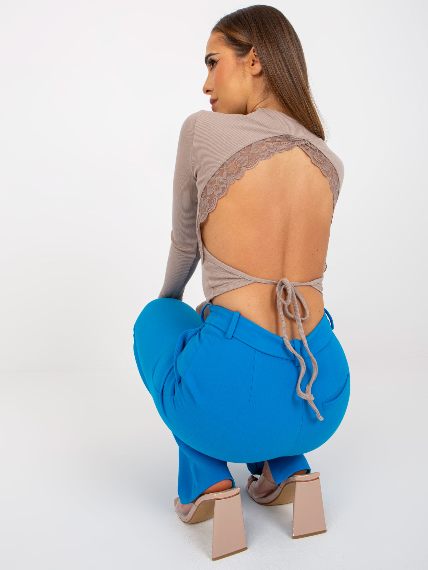 Ciemnobeżowa prążkowana bluzka basic z wiązaniem z tyłu RUE PARIS Ciemnobeżowa prążkowana bluzka basic z wiązaniem z tyłu RUE PARIS